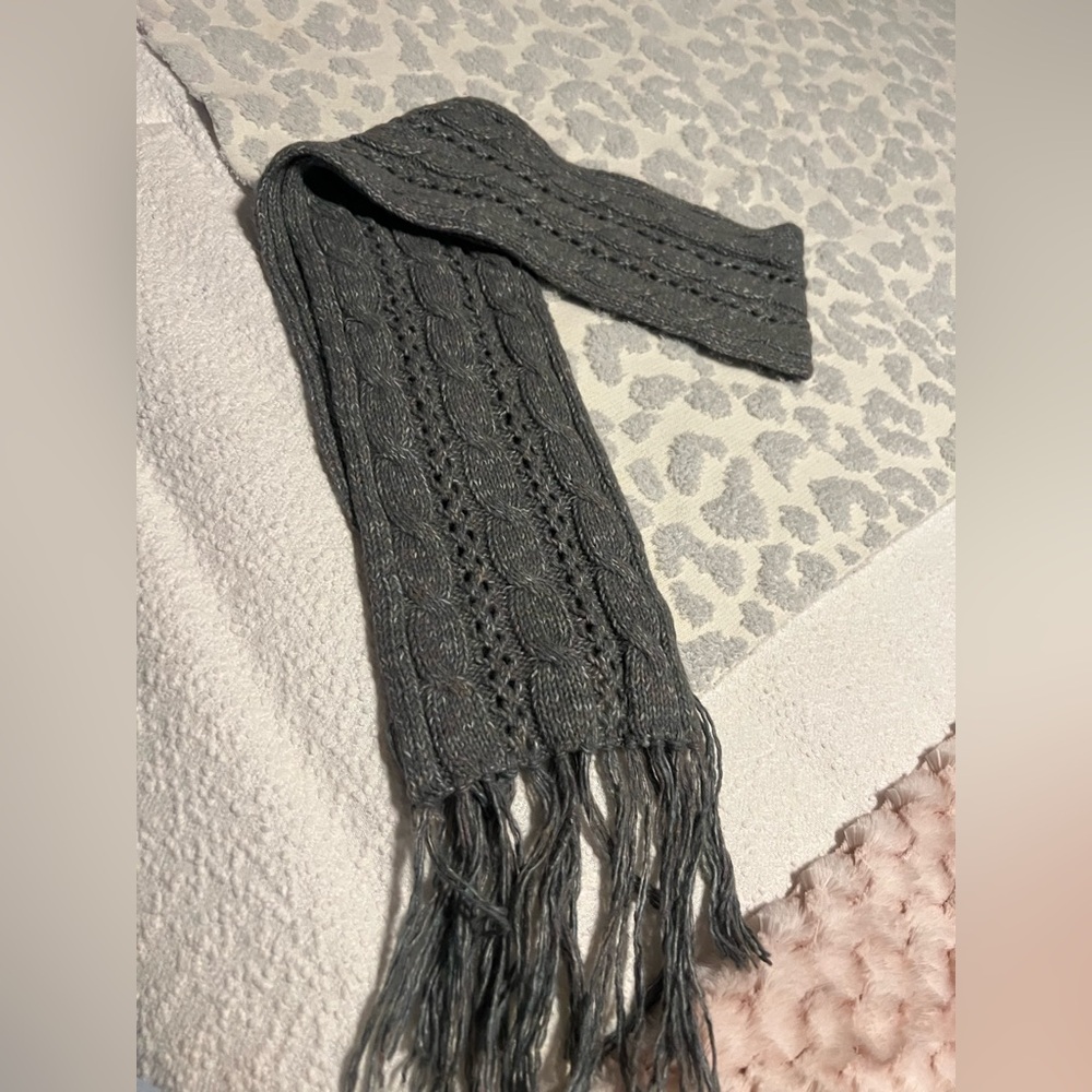 Elegant Gray Knit Scarf